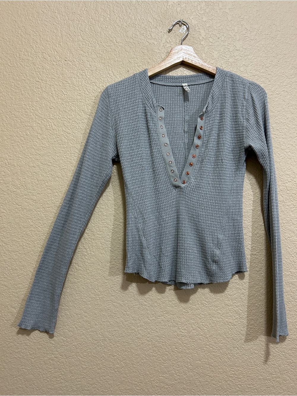 Free People Medium Snap Button  Gray Waffle Knit Deep V Long Sleeve Top Cozy Y2K